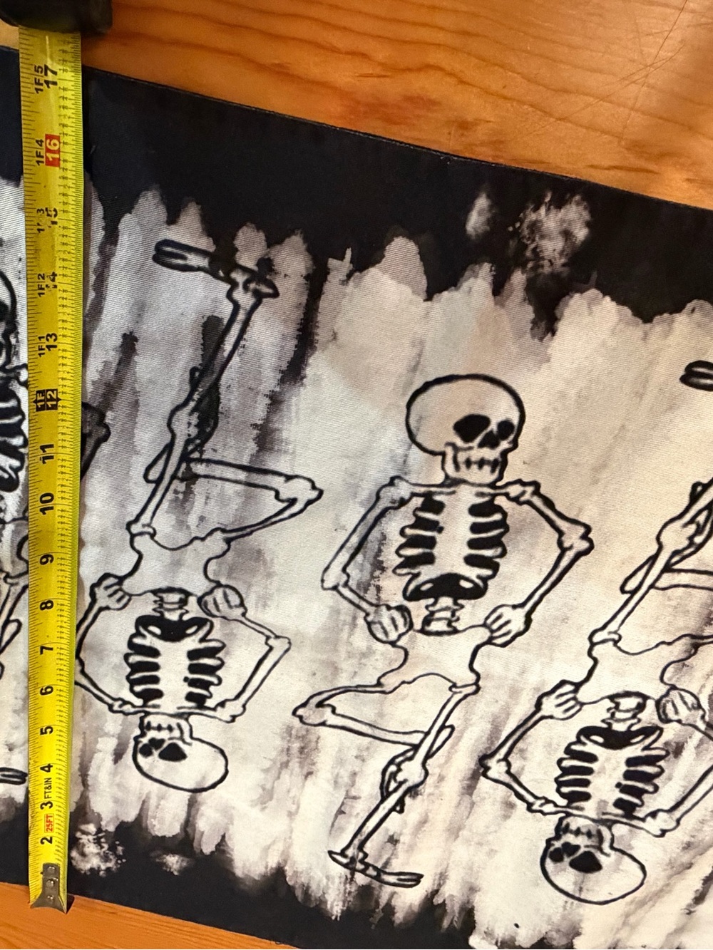 Dancing skeleton table runner - Picture 3 of 5